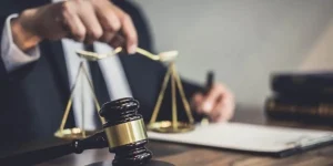 جرایم رایانهای شامل هک، سرقت اطلاعات و کلاهبرداری دیجیتال است. با انواع و مجازاتهای قانونی این جرایم آشنا شوید. شامل چیست